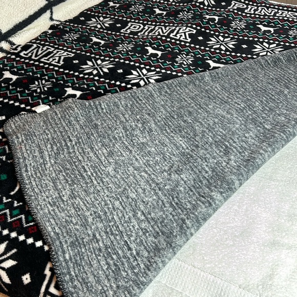 Victoria's Secret PINK Holiday Fleece Blanket Black / White 50"x60 - Picture 3 of 8